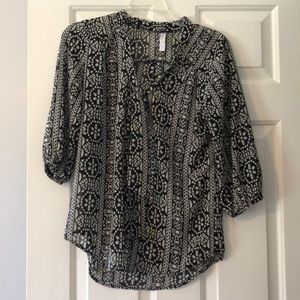 Black and white patterned 3/4 length sleeve top